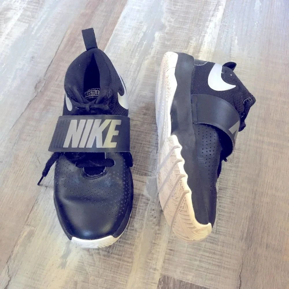 Nike team hustle D8 black boys sneakers